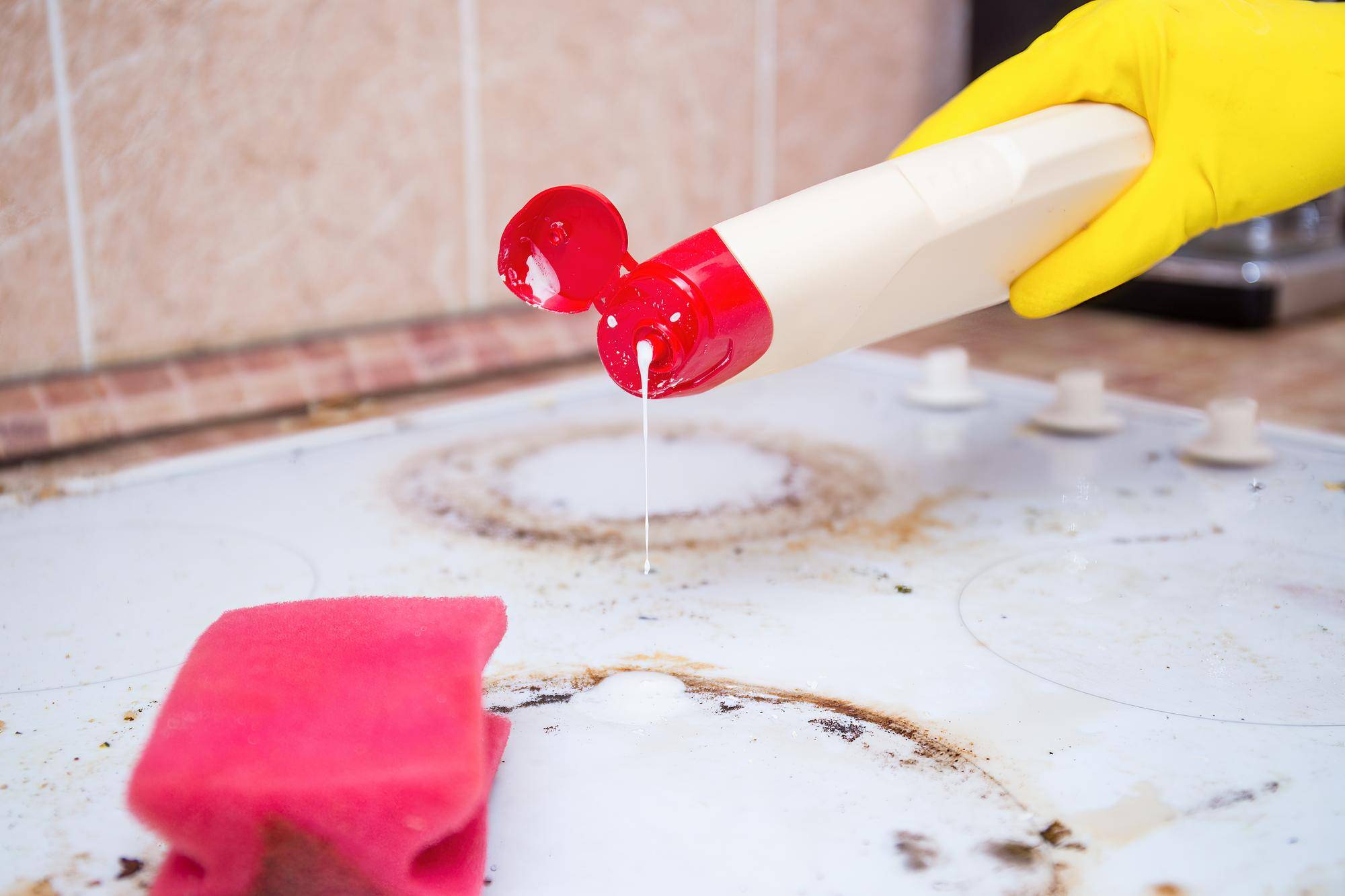 Jak usunąć super glue z blatu i innych powierzchni w domu bez uszkodzeń?
